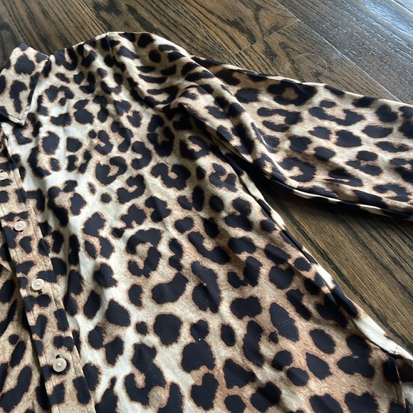 H&M cheeta button down - Picture 3 of 5